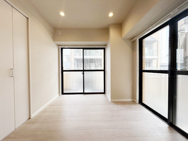 【洋室】 | ライオンズマンション大山西町 | 洋室2　二面の窓から差し込む陽光が大変明るい洋室。太陽光のありがたみを感じますね。室内のレイアウトを想像するのも楽しくなってきます。～即日のご見学可能～　お問合せはお気軽にどうぞ。