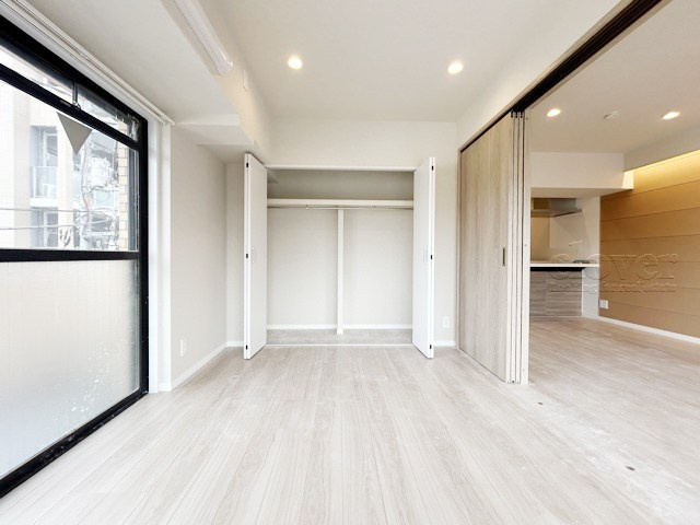 【収納】 | ライオンズマンション大山西町 | クローゼットの画像です。大きく左右に開いた扉の開放のしやすさと、奥行きを含めた収納部分のサイズ感をぜひ現地にてご確認ください。～即日のご見学可能～　お問合せはお気軽にどうぞ。