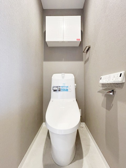 【トイレ】 | ライオンズマンション大山西町 | 温水洗浄便座付き　上部に収納を備えたトイレです。自宅の中でも最もプライベートな空間だからこそ、ほしい「落ち着き」がここにあります。～即日のご見学可能～　お問合せはお気軽にどうぞ。