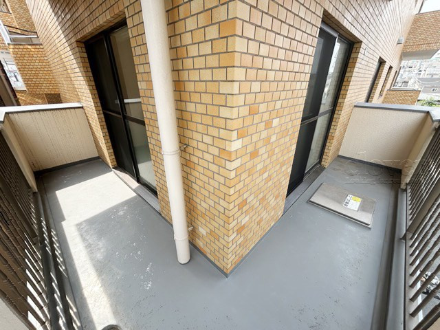 【バルコニー】 | ライオンズマンション大山西町 | バルコニーの様子。ここからの眺めが、日々のストレスを発散してくれることでしょう。ちなみにバルコニーは専有部分ではなく「共用部分」の扱いです。～即日のご見学可能～　お問合せはお気軽にどうぞ。