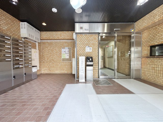 【ロビー】 | ライオンズマンション大山西町 | 宅配ボックスや集合ポストなどを備えたエントランスホール。ここもマンションの顔となる部分であり、しっかりと清掃の行き届いたさまに安心感をおぼえます。～即日のご見学可能～　お問合せはお気軽にどうぞ。