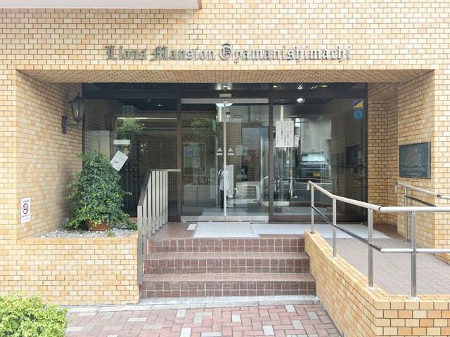 【エントランス】 | ライオンズマンション大山西町 | オートロックを備えた、マンションのエントランス。やはりセキュリティの観点は欠かすことができません。皆様を“安全”に送り出し、出迎えてくれます。～即日のご見学可能～　お問合せはお気軽にどうぞ。