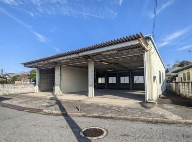 茂原市高師　中古戸建の駐車場|敷地約304坪 ７LDKシャッター式車庫8台可能 JR外房線茂原駅徒歩約12分 茂原小学校徒歩約8分