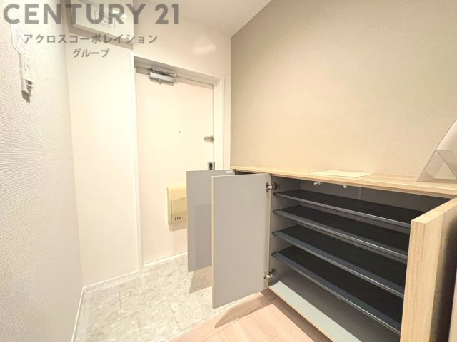 大きな玄関収納付きの玄関です　家族皆様の履物をしっかり収納できます
