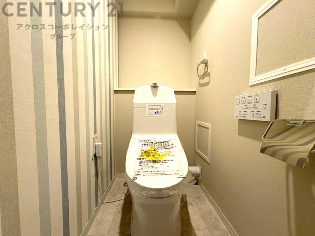 温水洗浄便座付トイレは温水洗浄機能により、暖かい水でおしりを洗浄することができ、冷たい水を使う従来の便座に比べ、温水洗浄機能で暖かいトイレを提供し、快適な使用を可能にします。