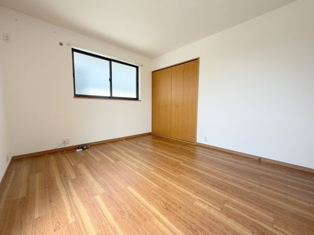 三郷市天神1丁目　中古戸建の洋室|クローゼット付きの洋室7帖・主寝室としていかがでしょう