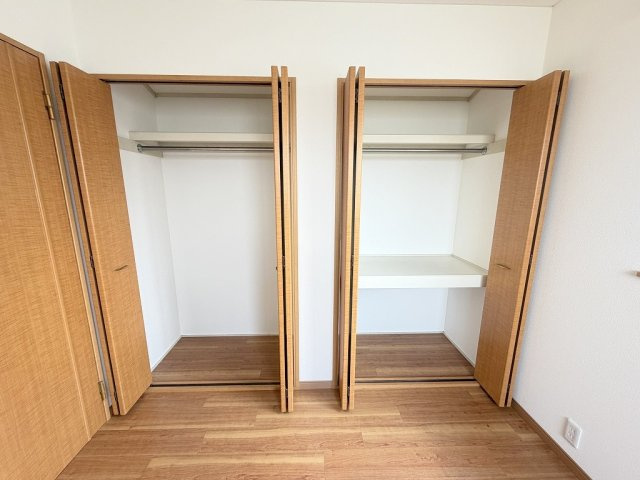 三郷市天神1丁目　中古戸建の収納|お部屋がスッキリ片付く収納が2ヶ所付いた洋室です