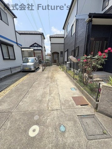 三郷市天神1丁目　中古戸建の駐車場|カースペース縦列2台駐車可能
