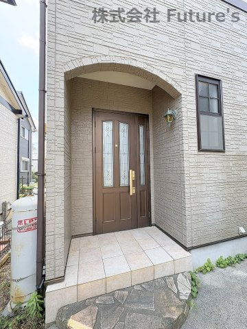三郷市天神1丁目　中古戸建のエントランス|アーチ状でかわいらしいエントランスです