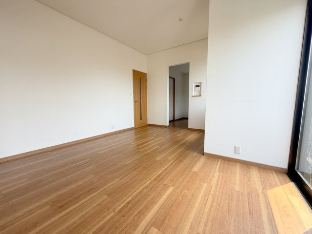 三郷市天神1丁目　中古戸建の居間・リビング|家族団らんで過ごすリビングは12.75帖の広さを確保