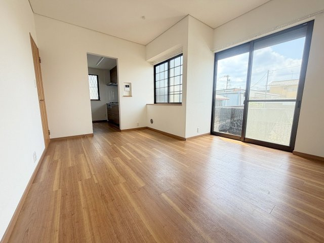 三郷市天神1丁目　中古戸建の居間・リビング|ソファやダイニングセットを置いてもゆとりのある12.75帖のリビング