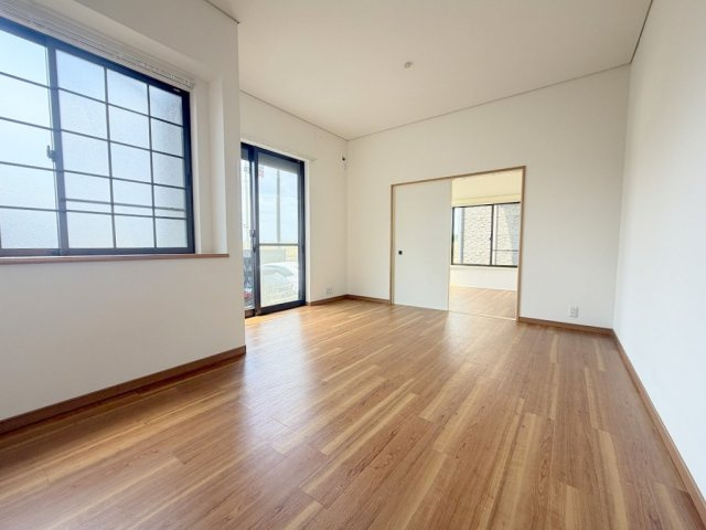 三郷市天神1丁目　中古戸建の居間・リビング|南側に窓が広がり明るく開放的なリビングです