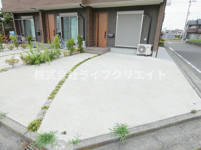 メゾンカルムの駐車場