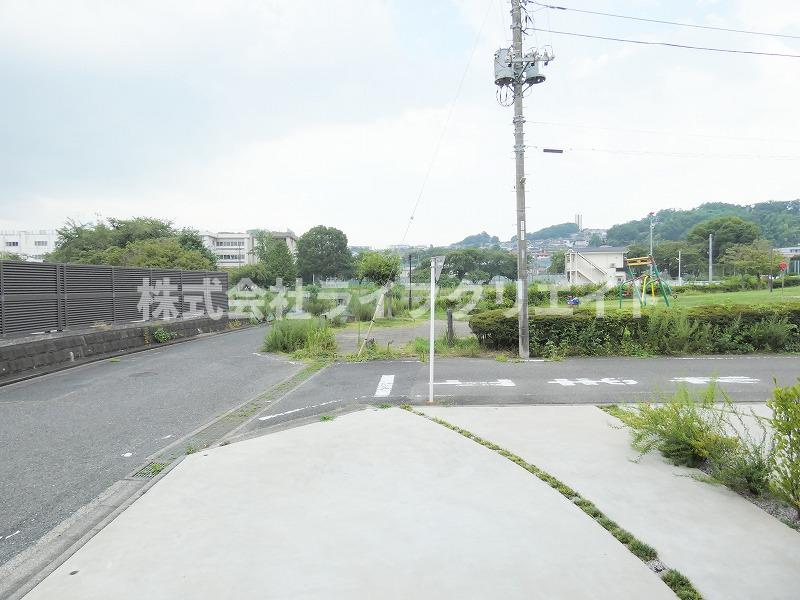 メゾンカルムの駐車場