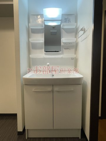 アンピール六ツ門の洗面所|明るい洗面所です