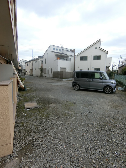 レジデンス三彰の駐車場