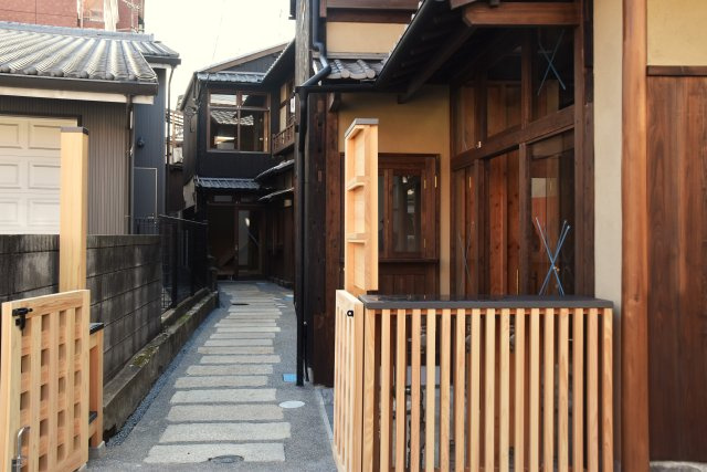 京都東山 「みつのわ路地」  ゆったり過ごす京町家の外観|情緒ある路地の入口