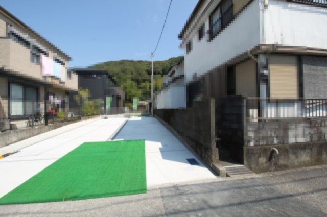 介良乙　新築戸建　1号棟（全2区画）の前面道路含む現地写真|【一方】北西　幅：4.2ｍ　公道　接面：2.4ｍ