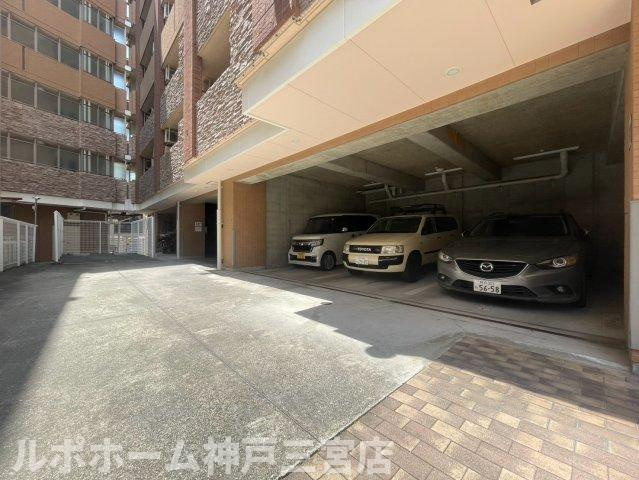 エステムコート新神戸エリタージュの駐車場