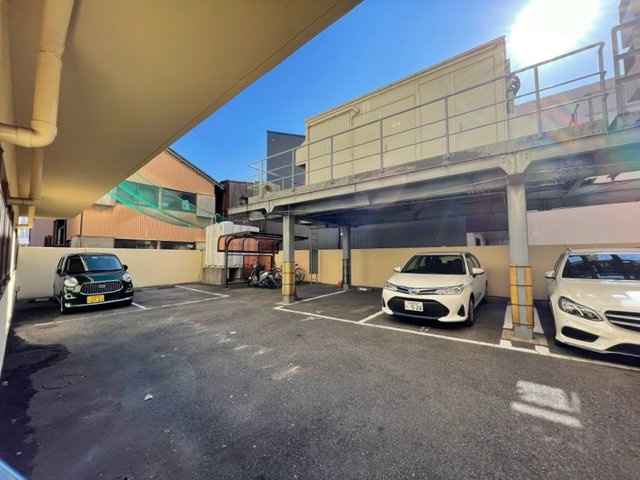 アクセス高辻の駐車場