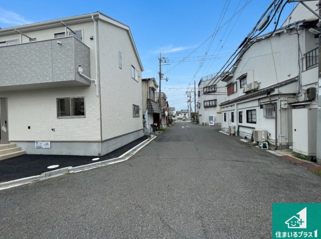 ◆羽曳野市野　第5期　新築一戸建ての前面道路含む現地写真|周辺は閑静な住宅街！前面道路広々で車の出し入れも便利です。駐車が苦手な方でも安心して車庫入れできます！