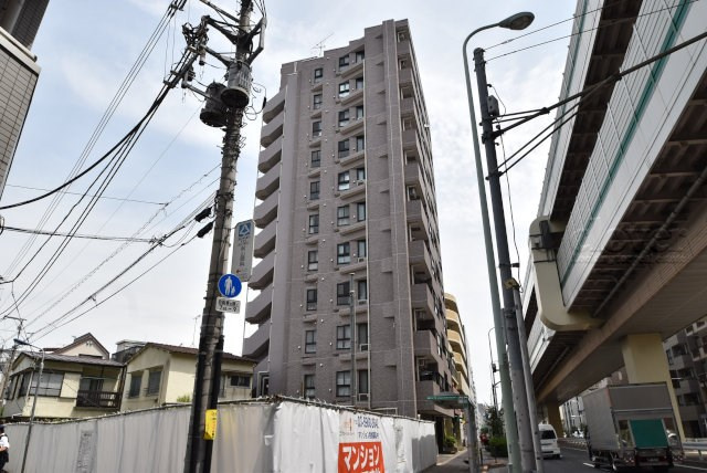 【外観】 | ローズアヴェニュー西巣鴨 | 手入れの行き届いた外壁やエントランスなど、「見ればわかる」レベルで清潔感を保ったマンションです。築年数を感じさせない姿で皆様をお出迎えします。～即日のご見学可能～　お問合せはお気軽にどうぞ。
