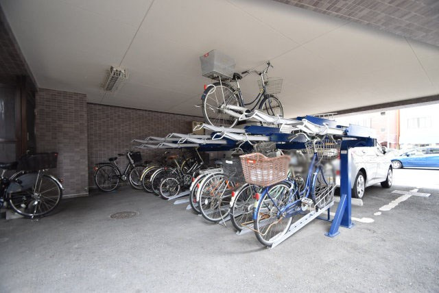 【駐輪場】 | ローズアヴェニュー西巣鴨 | 自転車置き場。マンションの共用部にあたります。空きの有無や駐輪料金、各戸の台数制限などについては、改めてお問い合わせください。～即日のご見学可能～　お問合せはお気軽にどうぞ。
