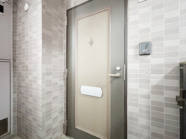 【その他共用部分】 | ローズアヴェニュー西巣鴨 | 皆様をお迎えする、お部屋の玄関ドア。開けやすさや開放角度、ドアノブの操作しやすさや鍵の形状などを、現地で一度ご確認ください。～即日のご見学可能～　お問合せはお気軽にどうぞ。