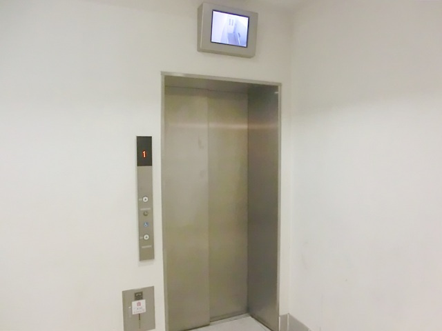 リーフコンフォート新小岩のその他共用部分|内部モニター付きのエレベーターです