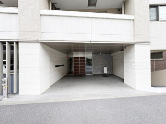 【エントランス】 | お客様を、そして住人を出迎えてくれるマンションのエントランス。ゴミが落ちていないことからも、管理状態の良さや住民の節度の高さが見て取れます。～即日のご見学可能～　お問合せはお気軽にどうぞ。