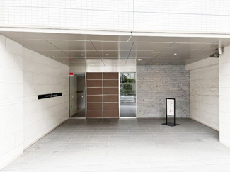 【エントランス】 | オートロックを備えた、マンションのエントランス。やはりセキュリティの観点は欠かすことができません。皆様を“安全”に送り出し、出迎えてくれます。～即日のご見学可能～　お問合せはお気軽にどうぞ。