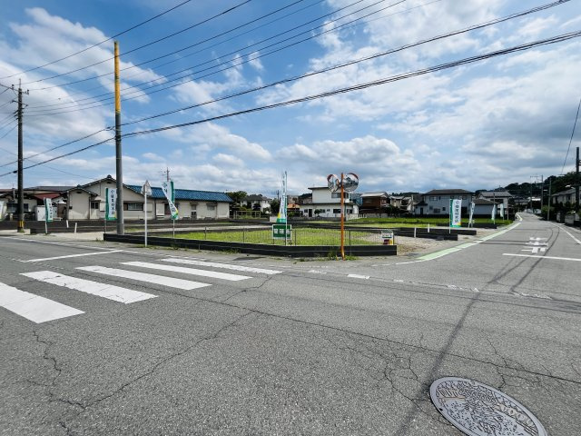 【前面道路含む現地写真】 | 【片岡町第10期　現地外観】
※令和８年7月時点