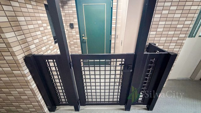 ラビ・ゼームス坂の玄関