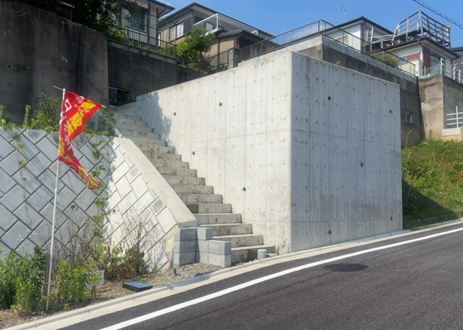 【外観】 | 現地に行くなら、物件の周囲の地形がどうなっているかを見ることも大切です。周辺より低くなっている土地では、大雨などで水が集まりやすいため、地盤が弱くなっているということも考えられるため、注意が必要です。