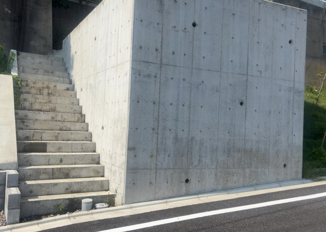 【外観】 | 隣家の土地はどうなっているのか、生活利便施設が近くにあるのか、学校まで近いかなど、お客様のライフスタイルにあわせたイメージが重要です。また、近くにあると困る施設が近くにないかも確認するといいでしょう。