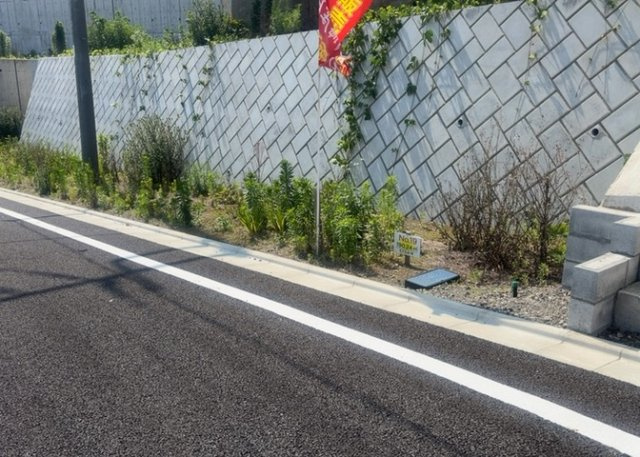【外観】 | 土地購入を検討されている場合、境界杭がない状態で購入してしまうと境界確定測量をする必要があり、費用がかかります。購入の前に、売主、隣土地所有者立ち合いのもと境界を確定し境界杭を設置するのがベストです。