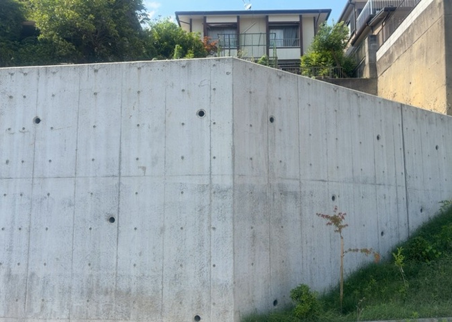 【外観】 | 家を建てる前提で土地を探している場合、地盤の丈夫さは譲れない条件の一つです。地盤が脆弱だと追加工事が必要となります。また、過去に地盤沈下や液状化現象を起こした土地は、できるだけ避けた方がいいでしょう。