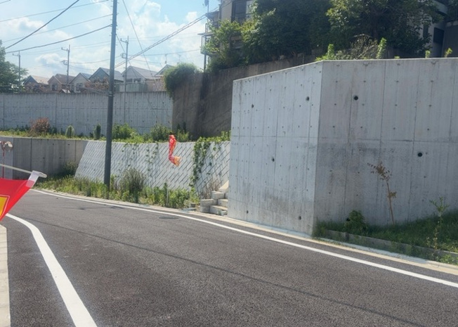 【外観】 | 人が暮らすうえで日光は大切な要素となります。日当たりの良さは譲れないポイントですね。併せて近くに大きな建築物の建築予定がないか、あるいはそれが可能な土地が近くにないか事前に確認することもお勧めします。