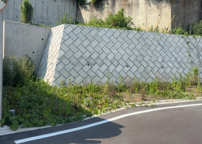 【外観】 | 物件の詳細については、現地を見てわかること以外に、役所や法務局などで調べないとわからないことがあります。そのため、現地に行く場合は、もしこの物件を買ったらどのような生活ができるかをイメージしましょう。