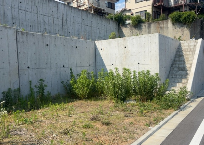 【外観】 | 現地に行くなら、物件の周囲の地形がどうなっているかを見ることも大切です。周辺より低くなっている土地では、大雨などで水が集まりやすいため、地盤が弱くなっているということも考えられるため、注意が必要です。