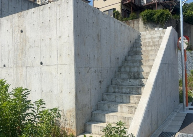 【外観】 | 土地購入を検討されている場合、境界杭がない状態で購入してしまうと境界確定測量をする必要があり、費用がかかります。購入の前に、売主、隣土地所有者立ち合いのもと境界を確定し境界杭を設置するのがベストです。