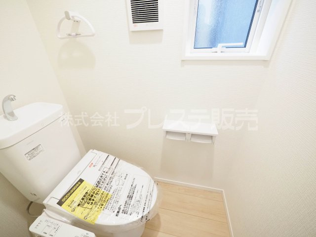 大和郡山市箕山町の新築一戸建 全６区画のトイレ|現地写真（５号地１階トイレ）温水洗浄便座を標準装備！