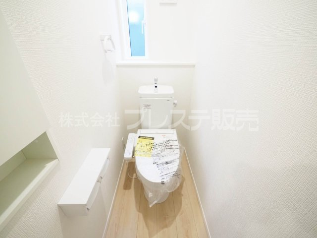 大和郡山市箕山町の新築一戸建 全６区画のトイレ|現地写真（５号地２階トイレ）温水洗浄便座を標準装備！
