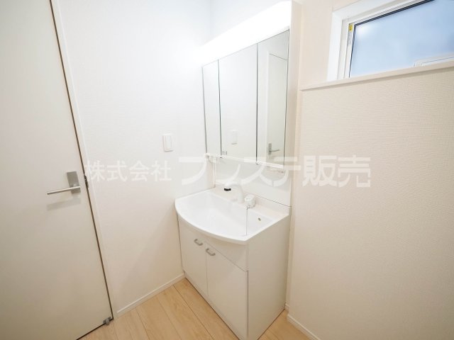大和郡山市箕山町の新築一戸建 全６区画の洗面所|現地写真（５号地洗面）シャワー付き洗面化粧台