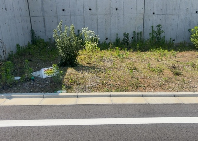 【外観】 | 土地購入を検討されている場合、境界杭がない状態で購入してしまうと境界確定測量をする必要があり、費用がかかります。購入の前に、売主、隣土地所有者立ち合いのもと境界を確定し境界杭を設置するのがベストです。