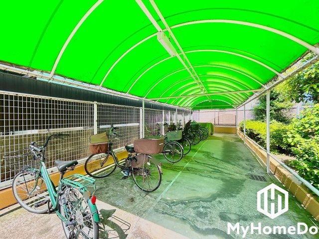 ライオンズマンション味鋺の駐輪場|屋根付きなので、雨や風、直射日光から自転車を守ることができます。
