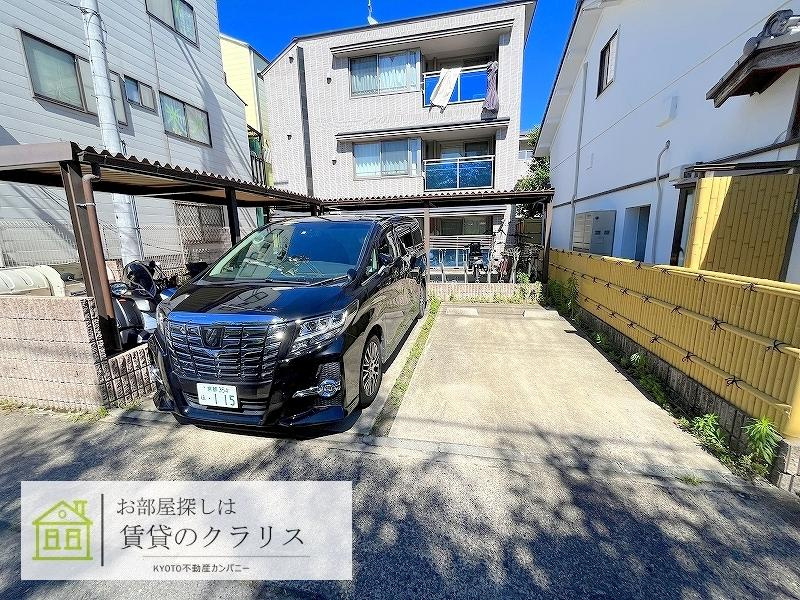 ティーグルブラン桂の駐車場