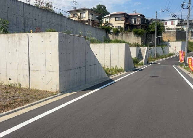 【外観】 | 土地の形が極端に長細かったり、狭小地、あるいは道路との高低差がある傾斜地だった場合、後々売ろうとしても買い手がつかない場合もあります。後々、売却することになった時に価値の下がらない土地を選びましょう。
