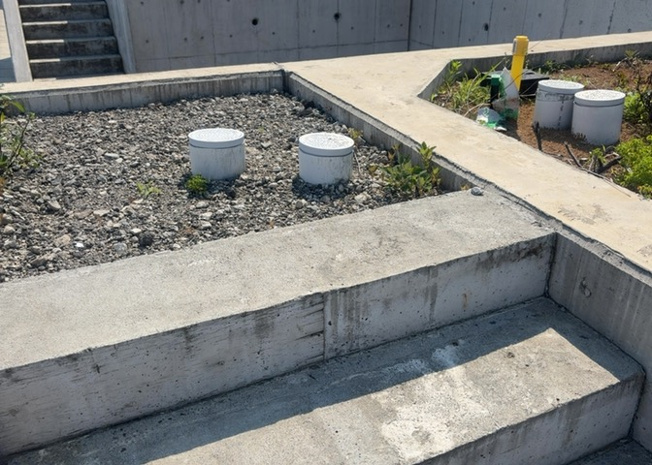 【外観】 | 家を建てる場合、方位は要チェックです。現実的に日当たりのよい家ならばリビングは南側、建築基準法でも北側に当たる家への配慮は求められています。土地を見学に行く際は、方位磁針を持って行くようにしましょう。