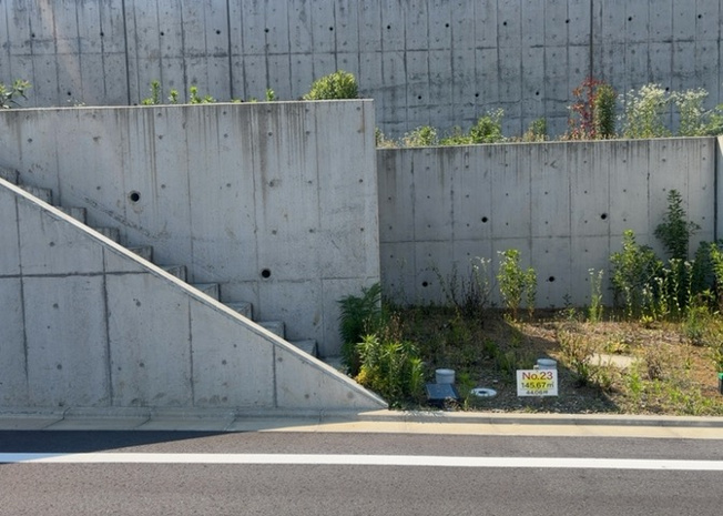【外観】 | 土地購入を検討されている場合、境界杭がない状態で購入してしまうと境界確定測量をする必要があり、費用がかかります。購入の前に、売主、隣土地所有者立ち合いのもと境界を確定し境界杭を設置するのがベストです。